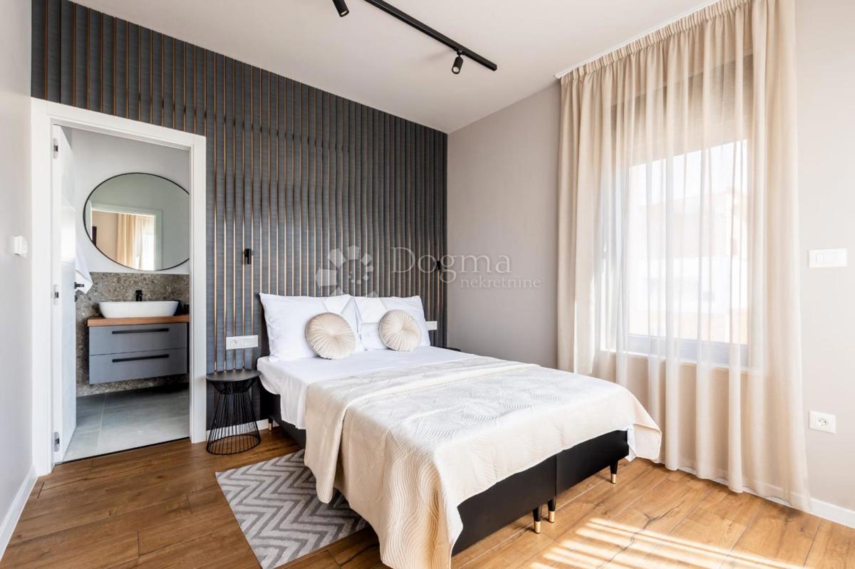 Una villa con piscina e vista panoramica sul mare