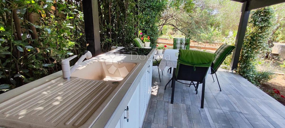 Lussuoso appartamento con due camere da letto con giardino e garage, a 200 m dal mare