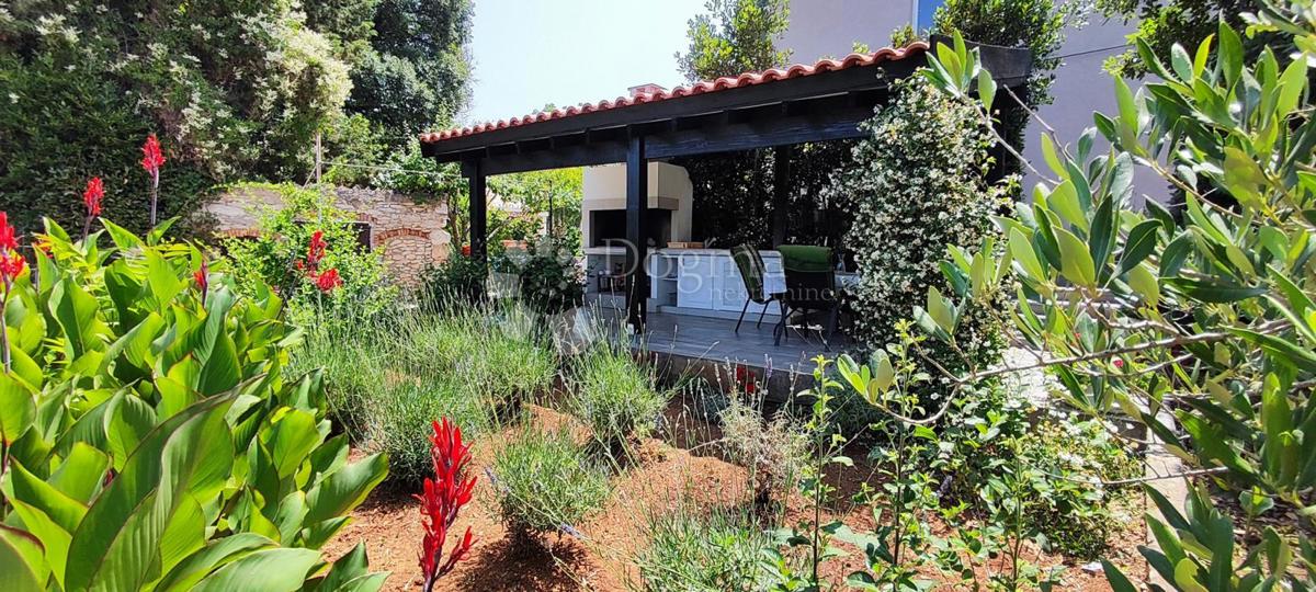 Lussuoso appartamento con due camere da letto con giardino e garage, a 200 m dal mare