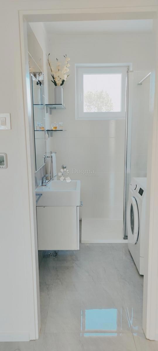 Lussuoso appartamento con due camere da letto con giardino e garage, a 200 m dal mare