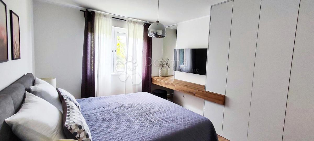 Lussuoso appartamento con due camere da letto con giardino e garage, a 200 m dal mare