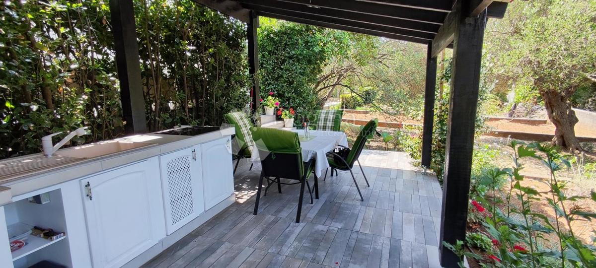 Lussuoso appartamento con due camere da letto con giardino e garage, a 200 m dal mare