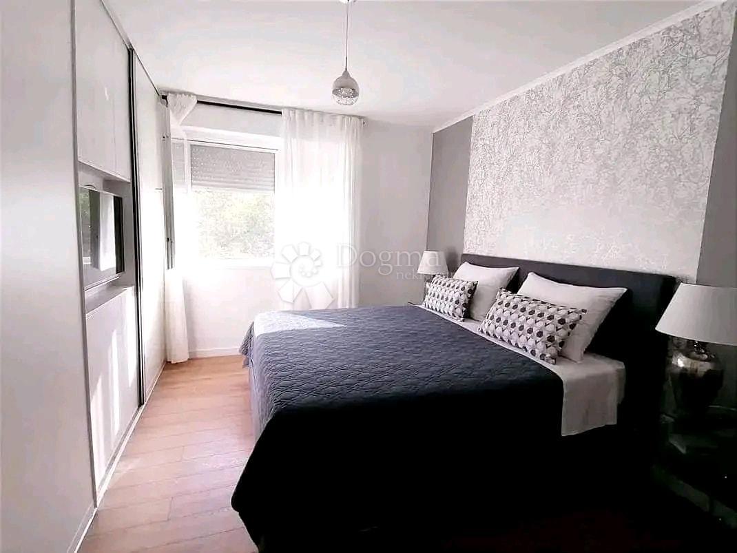 Lussuoso appartamento con due camere da letto con giardino e garage, a 200 m dal mare