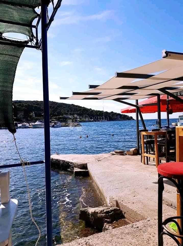 Lussuoso appartamento con due camere da letto con giardino e garage, a 200 m dal mare