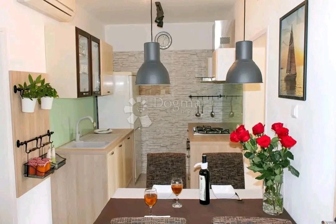 Lussuoso appartamento con due camere da letto con giardino e garage, a 200 m dal mare