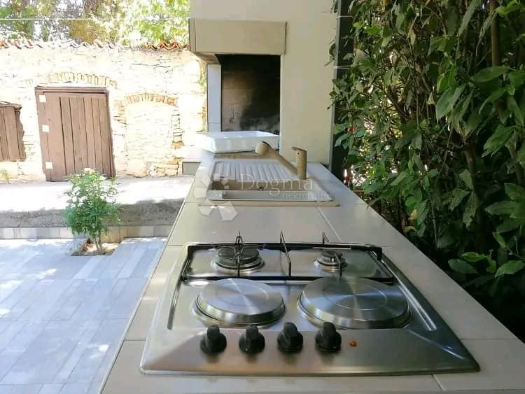 Lussuoso appartamento con due camere da letto con giardino e garage, a 200 m dal mare