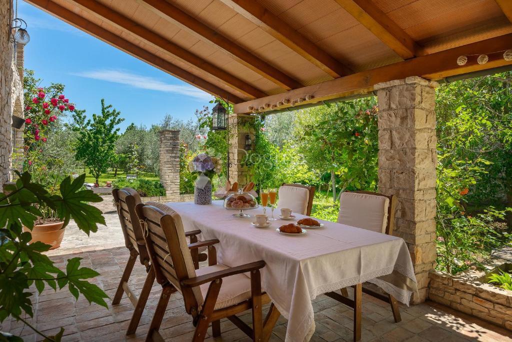 Casa tradizionale in pietra con taverna e uliveto