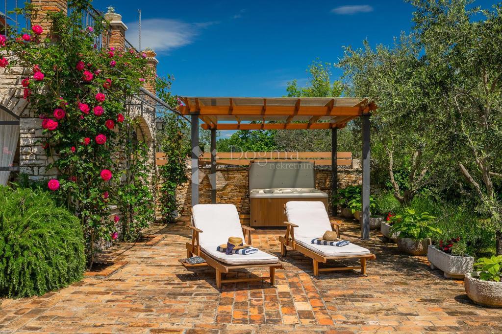 Casa tradizionale in pietra con taverna e uliveto