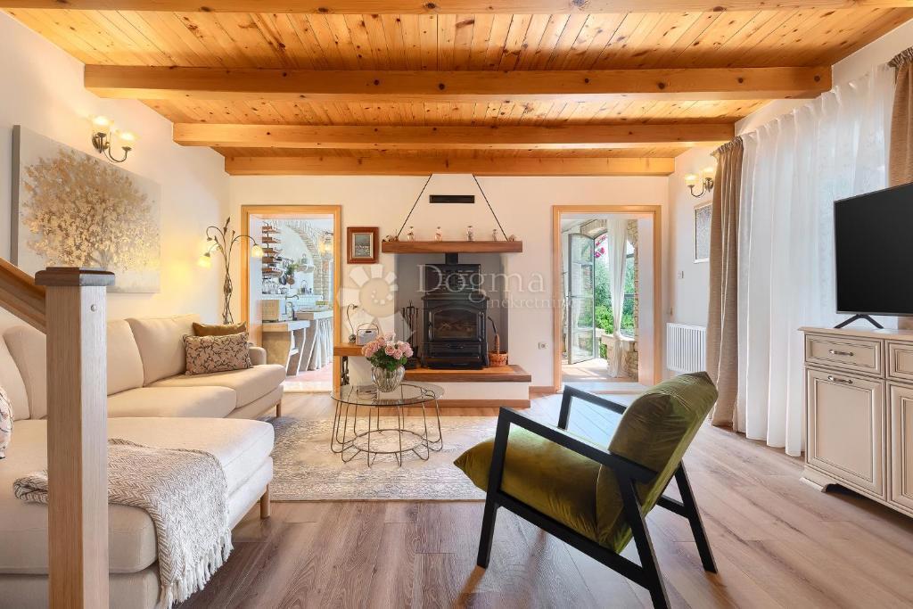 Casa tradizionale in pietra con taverna e uliveto