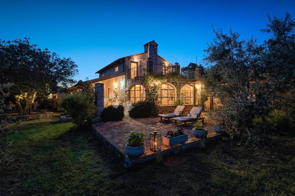 Casa tradizionale in pietra con taverna e uliveto