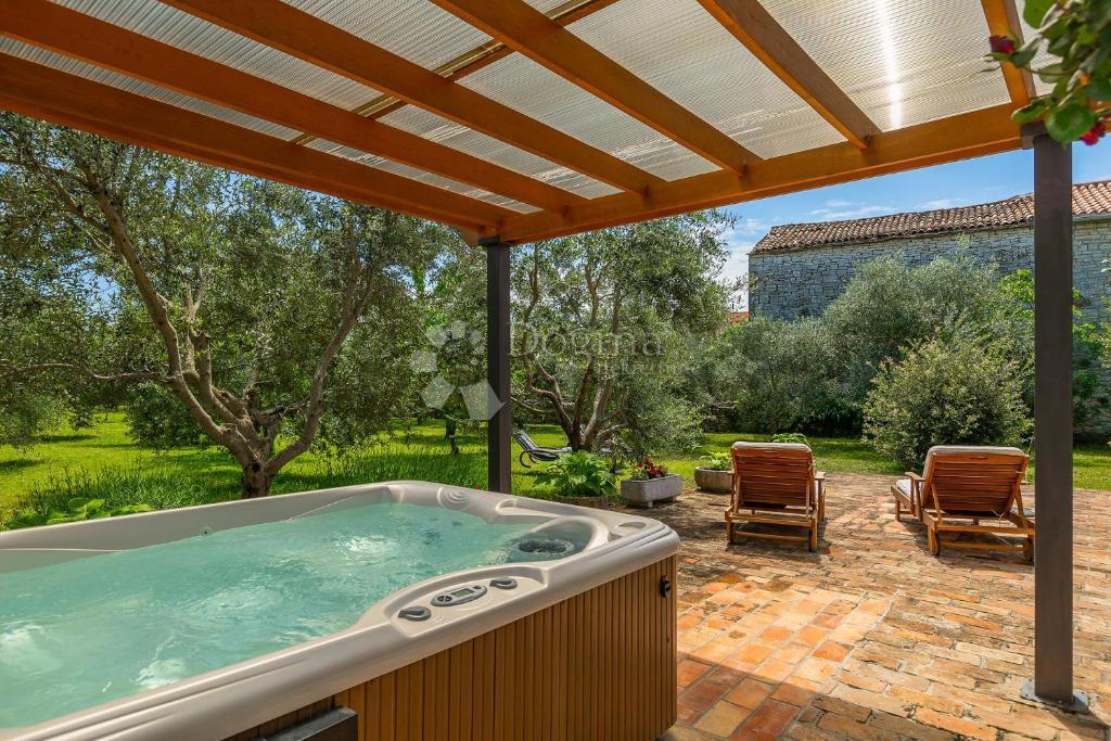 Casa tradizionale in pietra con taverna e uliveto