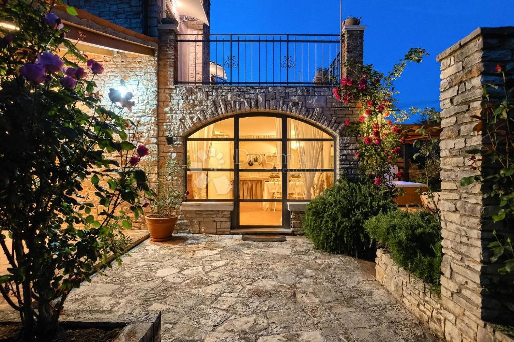 Casa tradizionale in pietra con taverna e uliveto