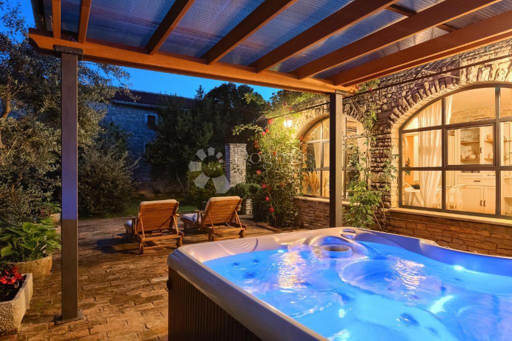 Casa tradizionale in pietra con taverna e uliveto