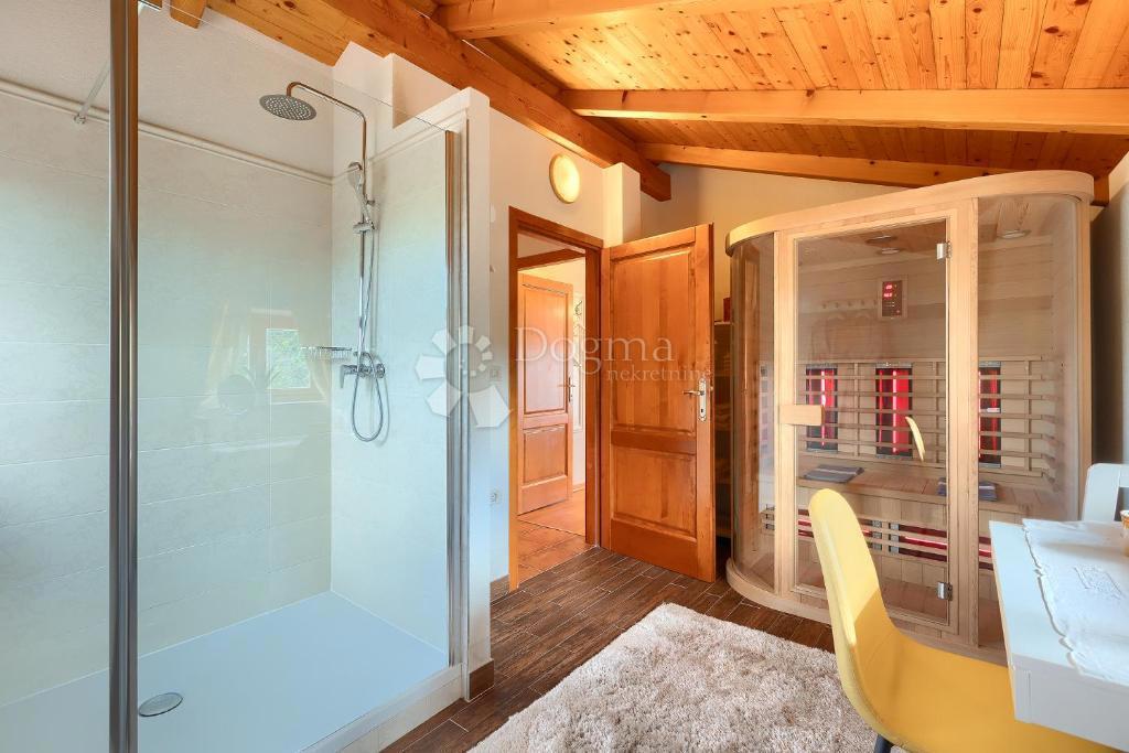 Casa tradizionale in pietra con taverna e uliveto