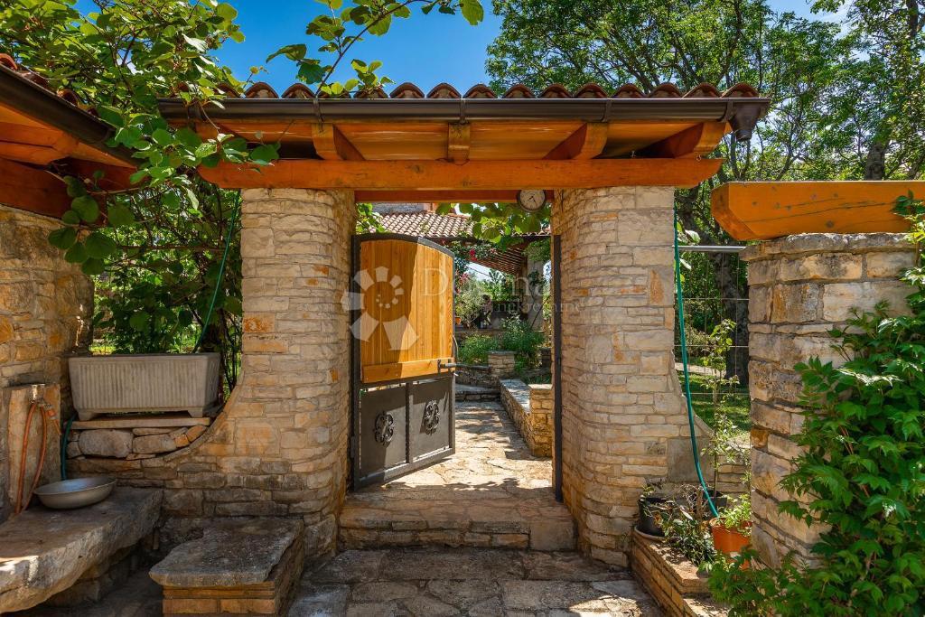 Casa tradizionale in pietra con taverna e uliveto