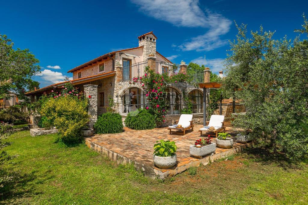 Casa tradizionale in pietra con taverna e uliveto