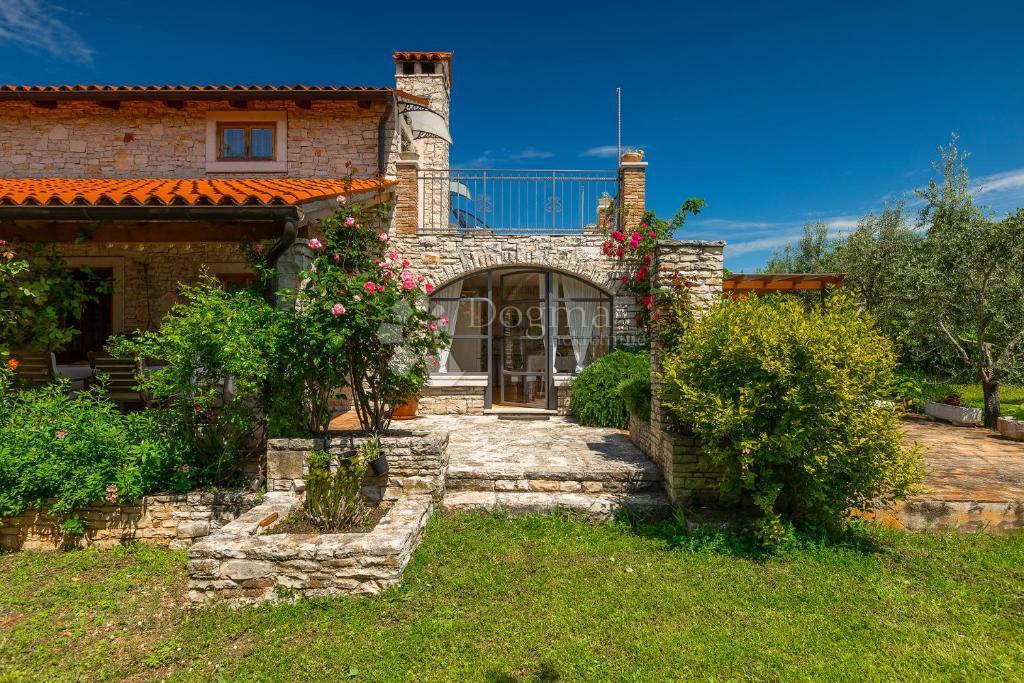 Casa tradizionale in pietra con taverna e uliveto