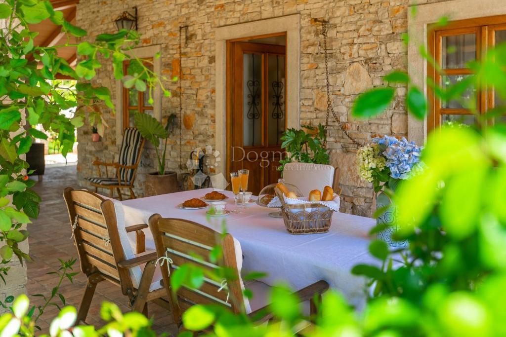 Casa tradizionale in pietra con taverna e uliveto