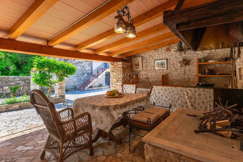 Casa tradizionale in pietra con taverna e uliveto