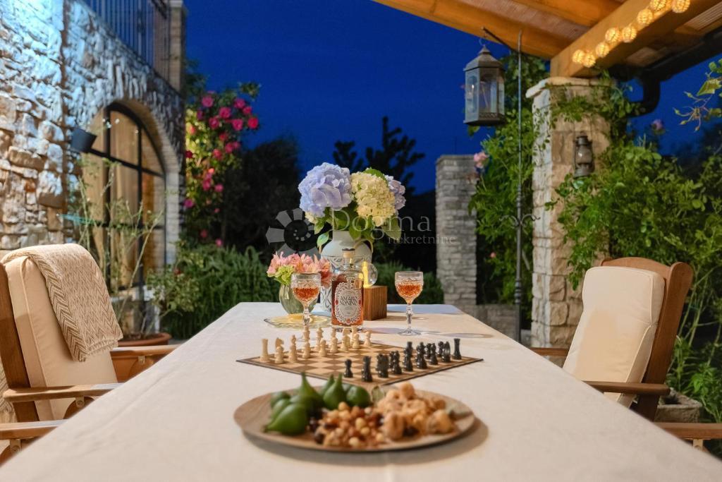 Casa tradizionale in pietra con taverna e uliveto