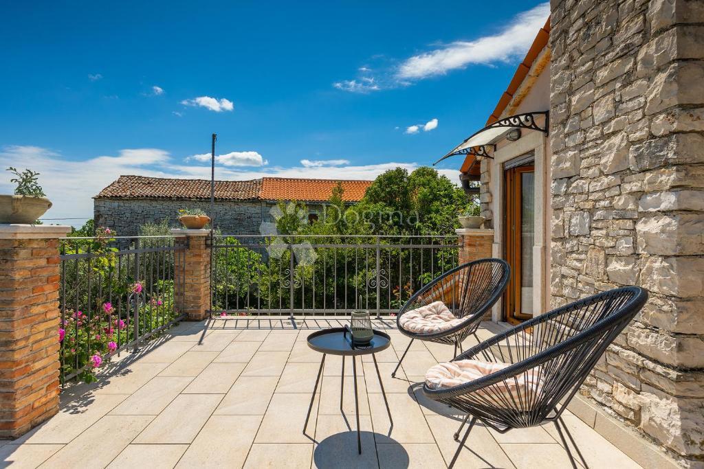 Casa tradizionale in pietra con taverna e uliveto