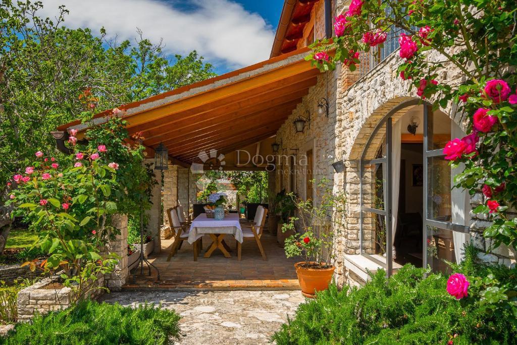 Casa tradizionale in pietra con taverna e uliveto