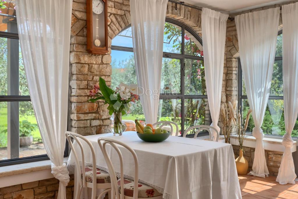 Casa tradizionale in pietra con taverna e uliveto