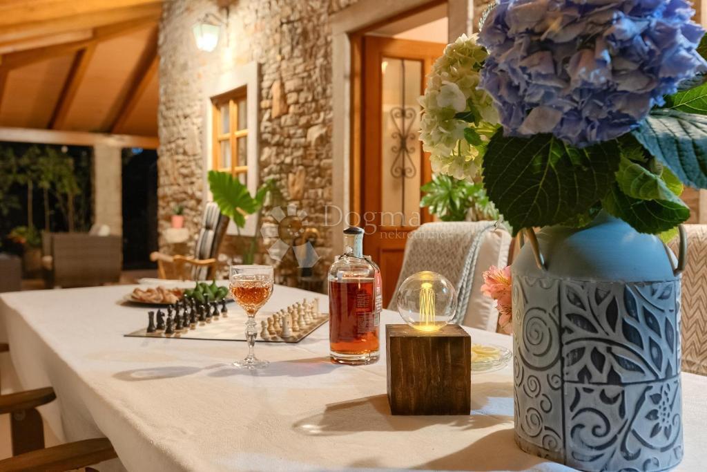 Casa tradizionale in pietra con taverna e uliveto