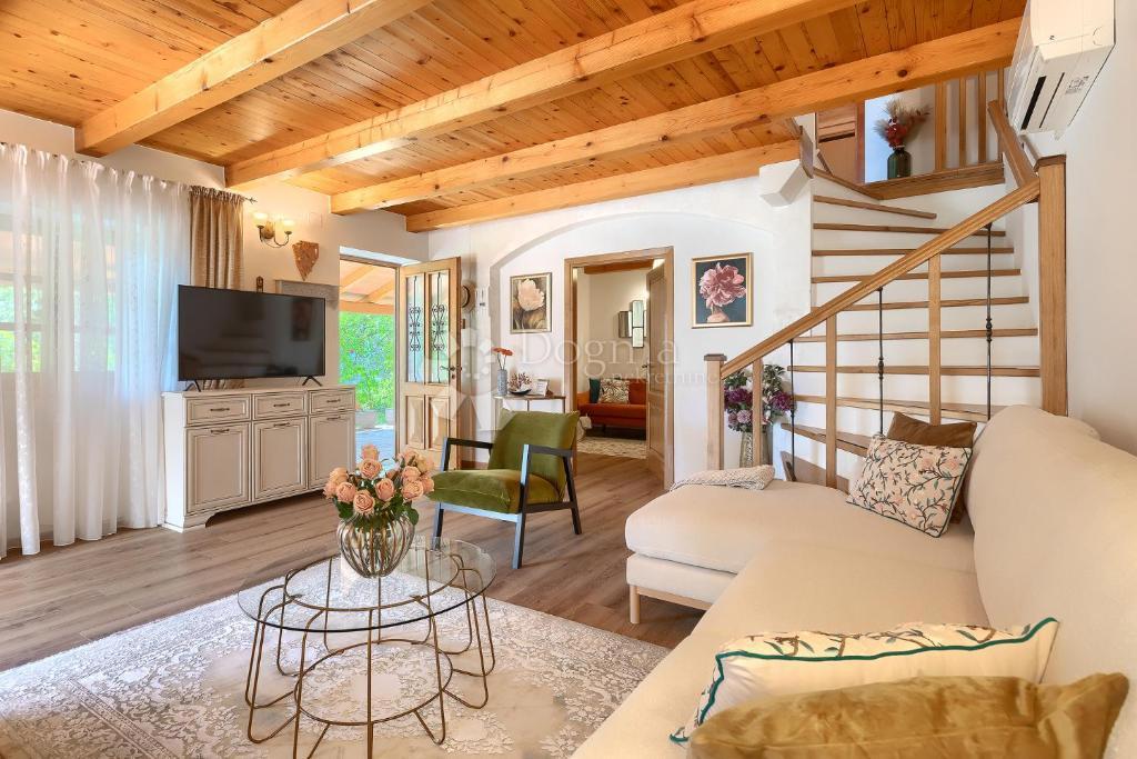 Casa tradizionale in pietra con taverna e uliveto