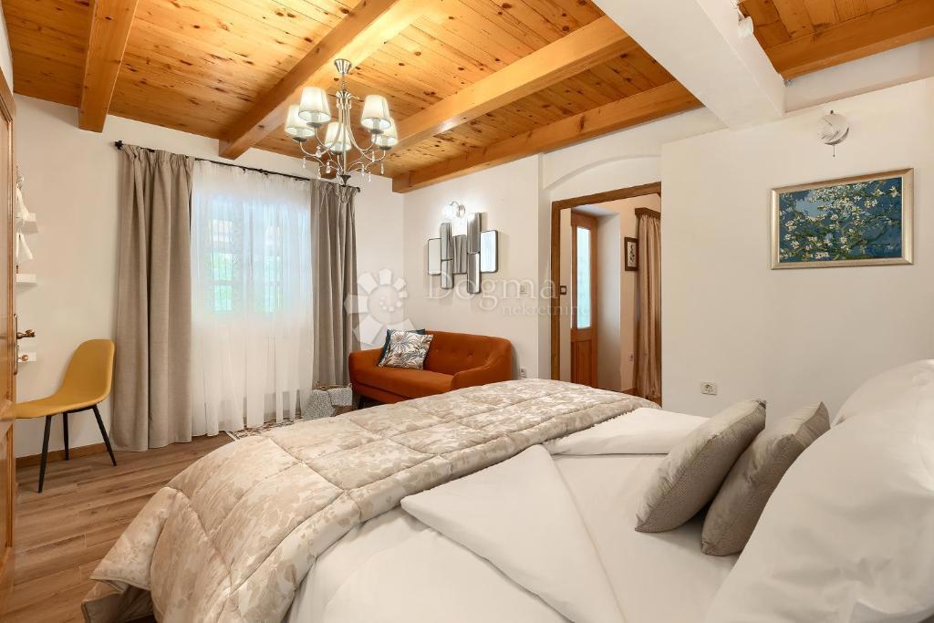 Casa tradizionale in pietra con taverna e uliveto