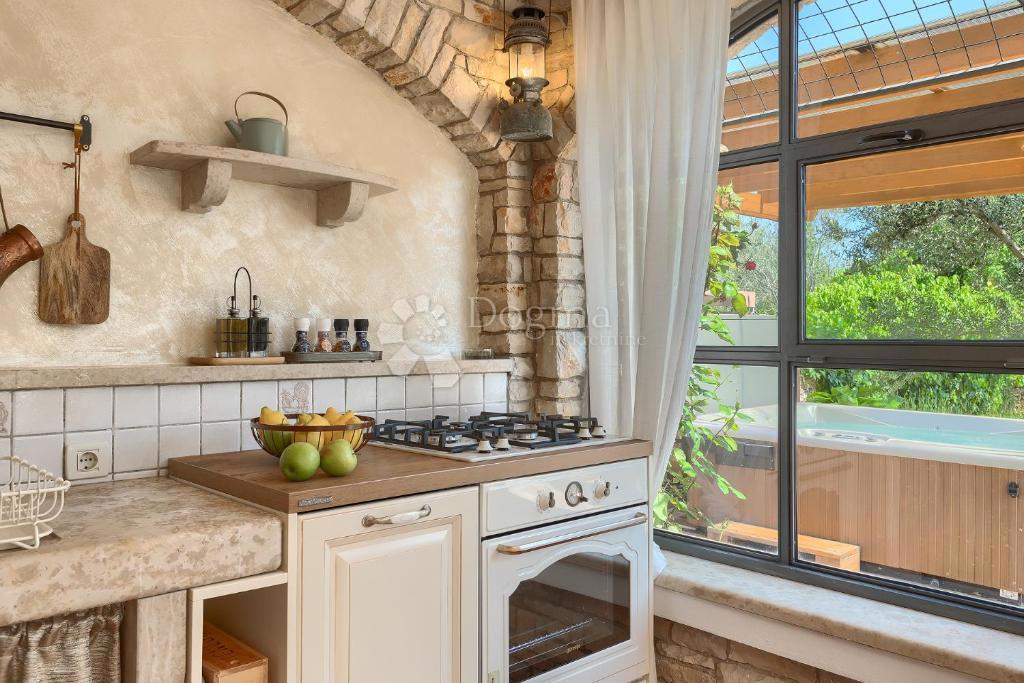 Casa tradizionale in pietra con taverna e uliveto