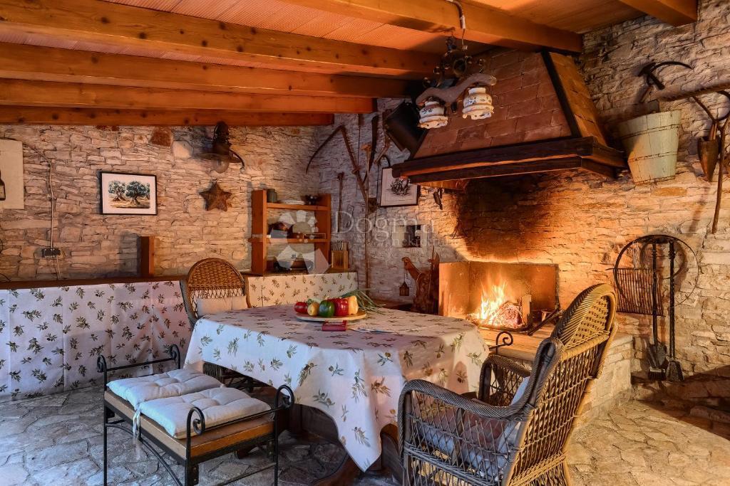 Casa tradizionale in pietra con taverna e uliveto