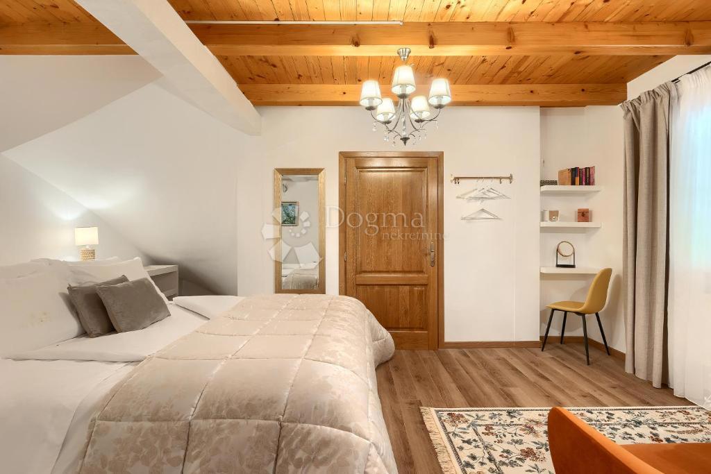 Casa tradizionale in pietra con taverna e uliveto