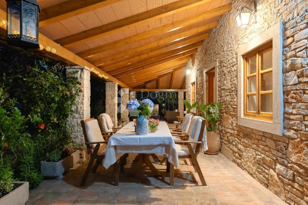 Casa tradizionale in pietra con taverna e uliveto