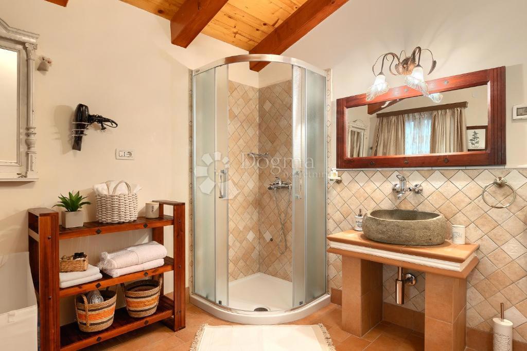 Casa tradizionale in pietra con taverna e uliveto