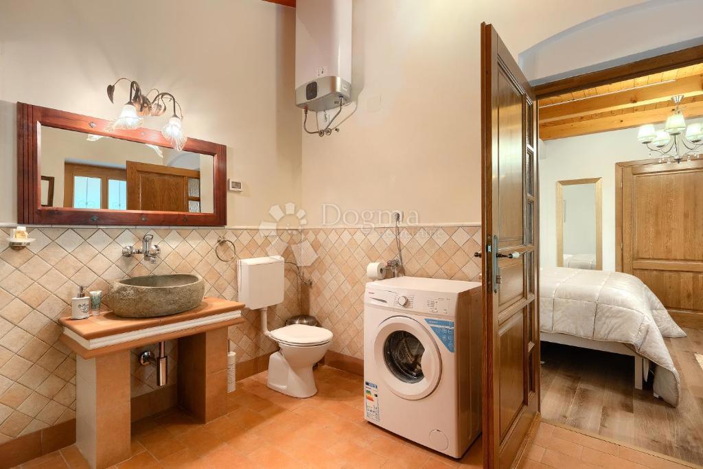 Casa tradizionale in pietra con taverna e uliveto