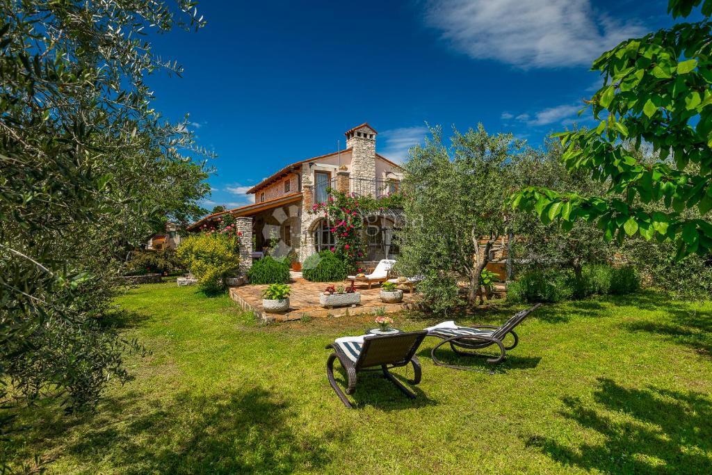 Casa tradizionale in pietra con taverna e uliveto