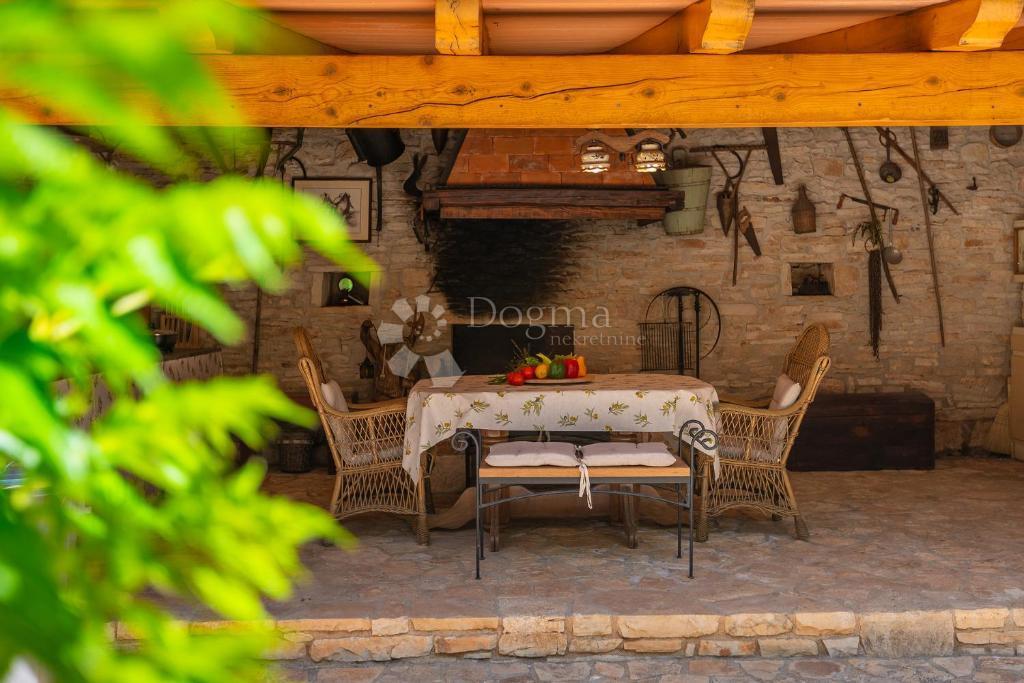 Casa tradizionale in pietra con taverna e uliveto