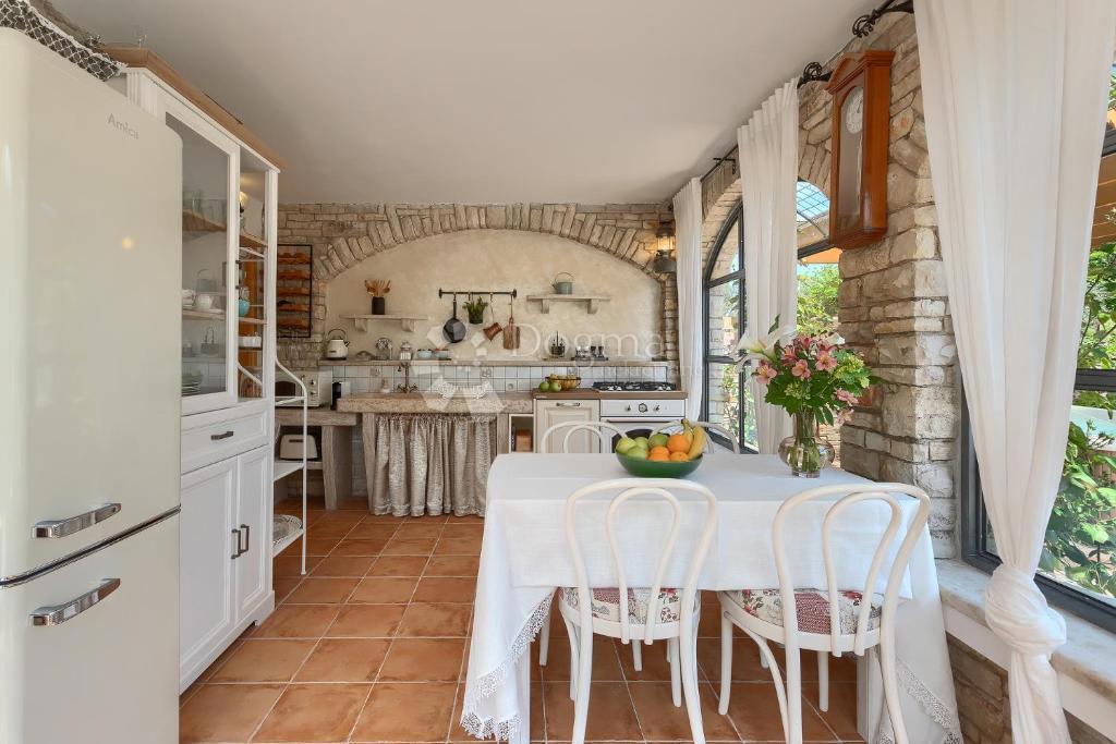 Casa tradizionale in pietra con taverna e uliveto