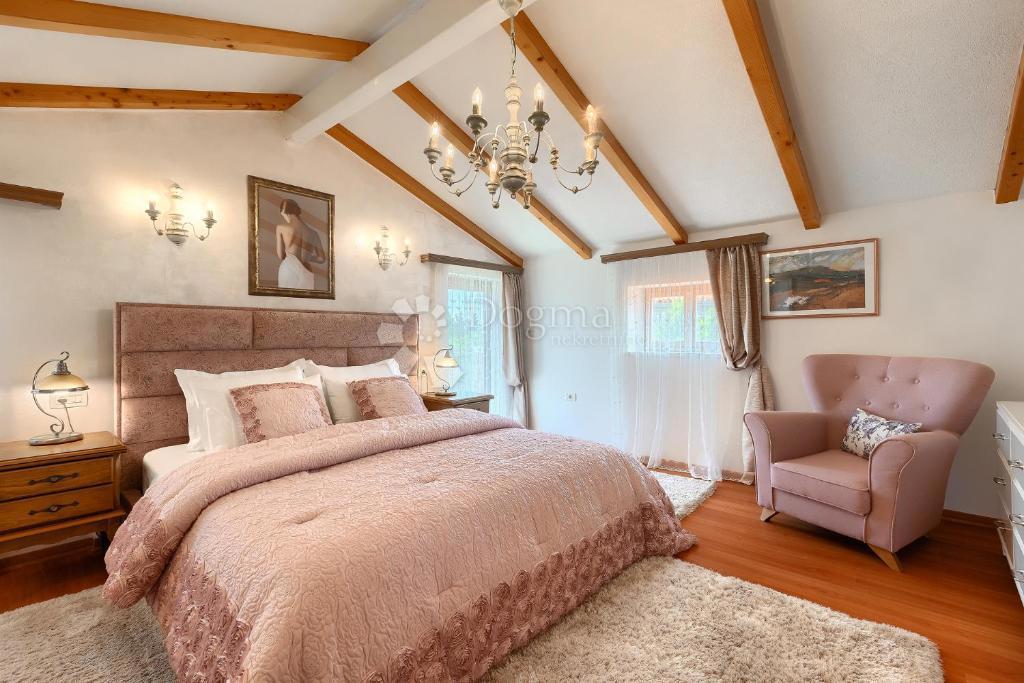 Casa tradizionale in pietra con taverna e uliveto