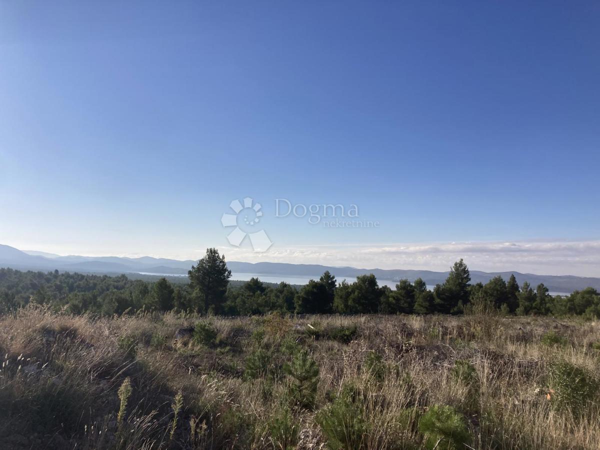 Terreno edificabile con vista sul lago di Prukljan