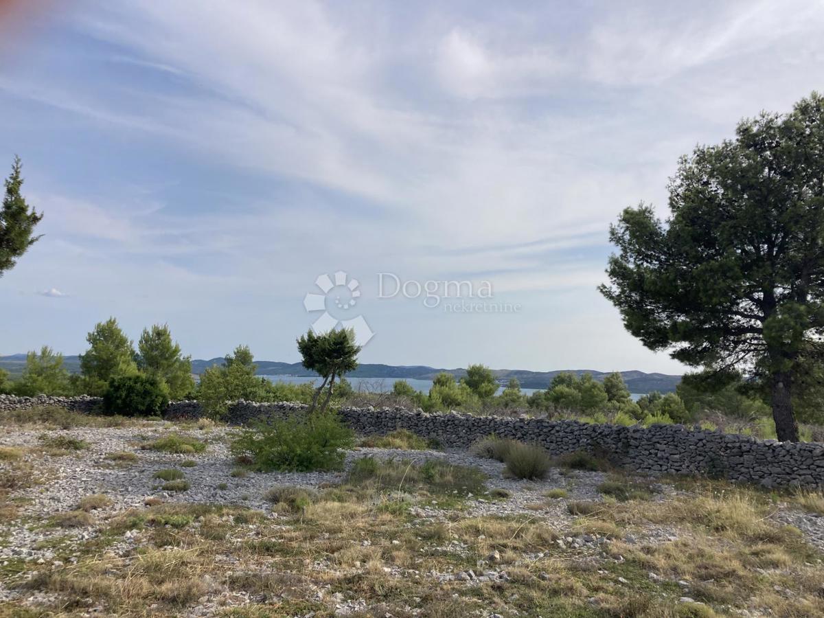 Terreno edificabile con vista sul lago di Prukljan
