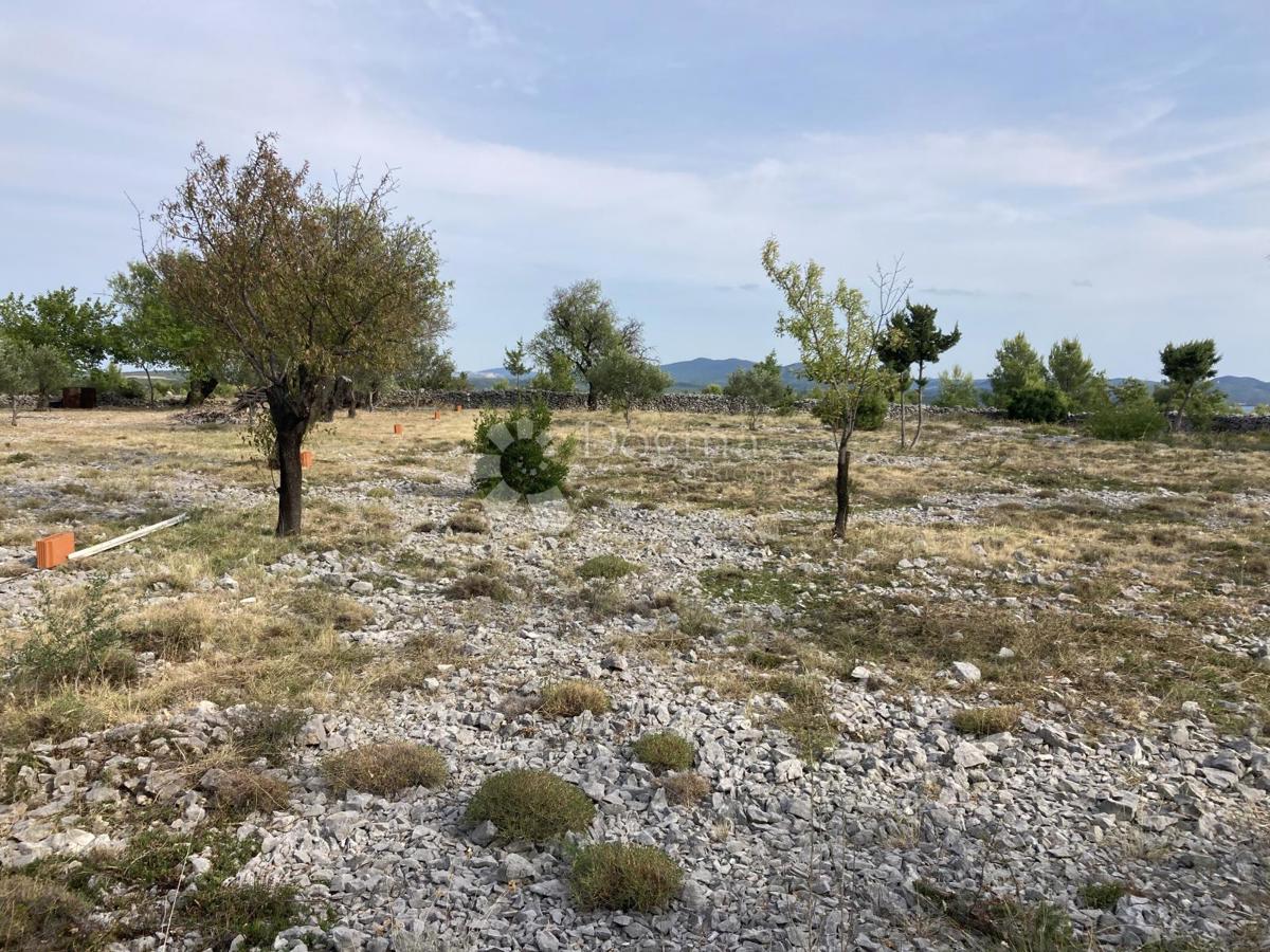 Terreno edificabile con vista sul lago di Prukljan