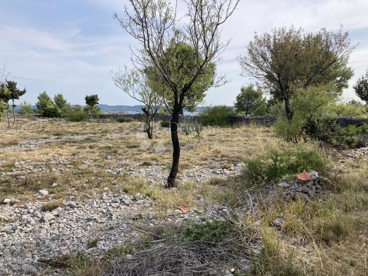 Terreno edificabile con vista sul lago di Prukljan