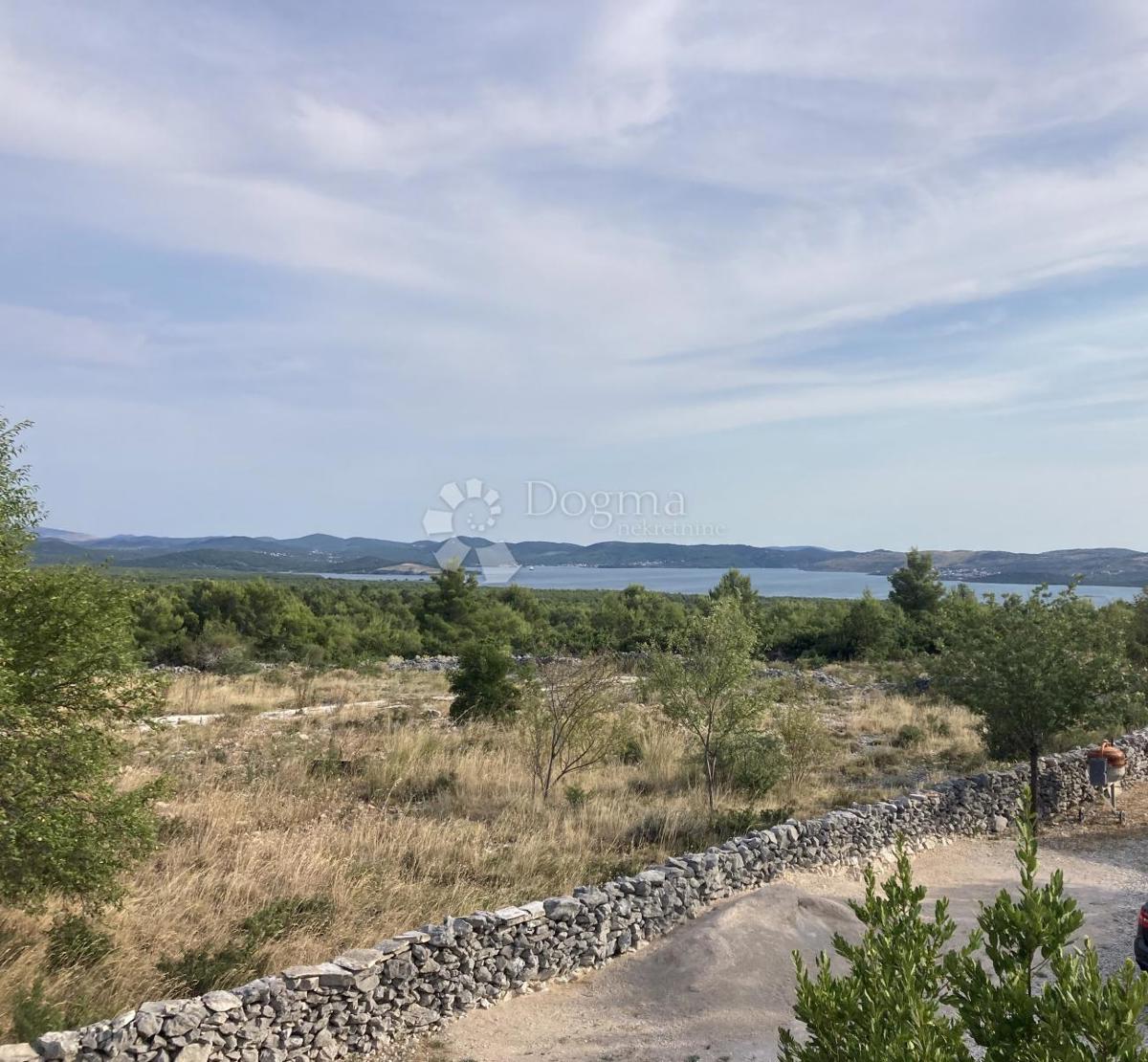 Terreno edificabile con vista sul lago di Prukljan