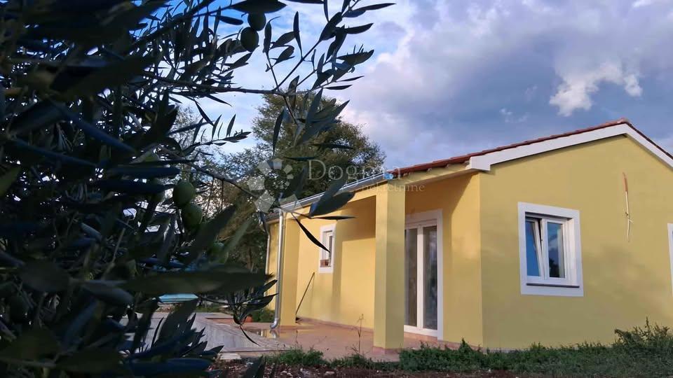 Affascinante casa unifamiliare con piscina in un ambiente tranquillo - vicino a Svetvinčenat