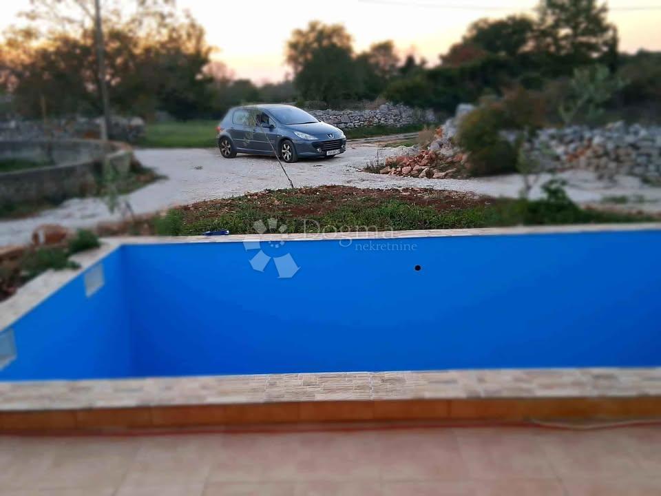 Affascinante casa unifamiliare con piscina in un ambiente tranquillo - vicino a Svetvinčenat