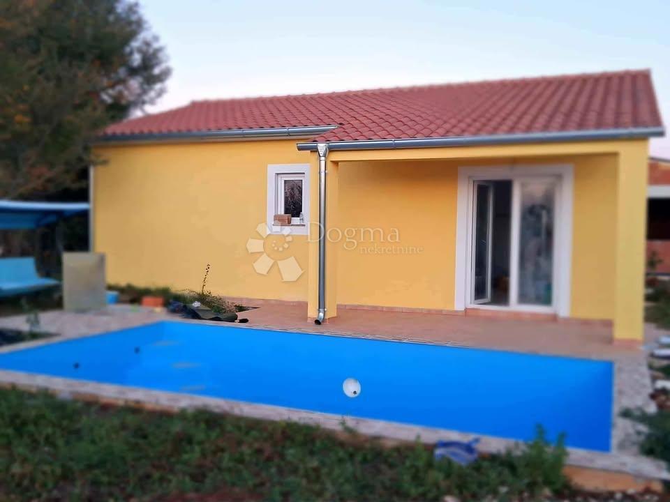Affascinante casa unifamiliare con piscina in un ambiente tranquillo - vicino a Svetvinčenat