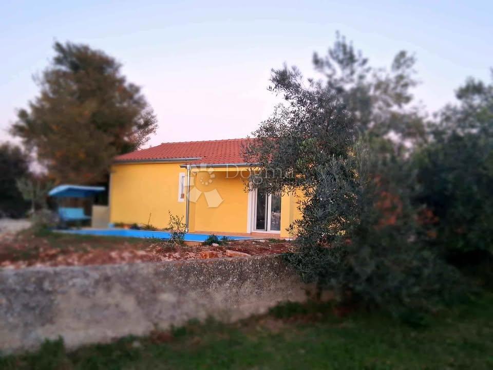 Affascinante casa unifamiliare con piscina in un ambiente tranquillo - vicino a Svetvinčenat