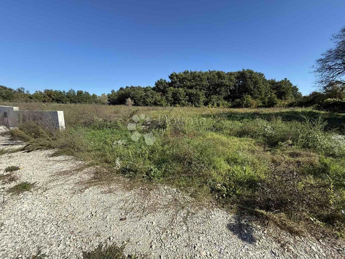 Terreno edificabile con permesso di costruire valido per la costruzione di una casa unifamiliare e piscina